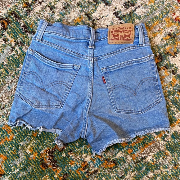 Levi’s Light Wash High Rise Jean Shorts - Picture 2 of 3
